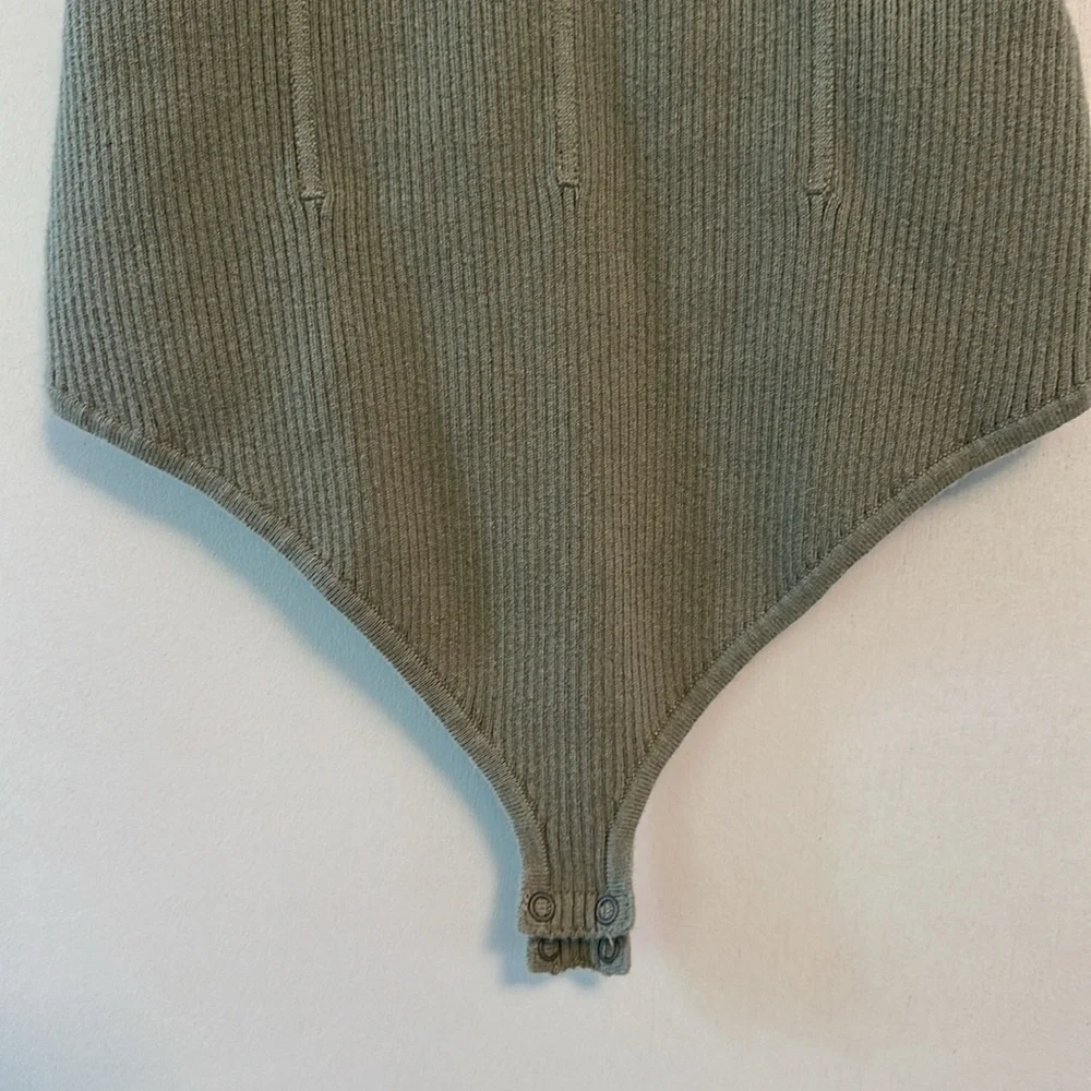 Abercrombie & Fitch Short Sleeve corset inspired Knit Bodysuit - Picture 4 of 10